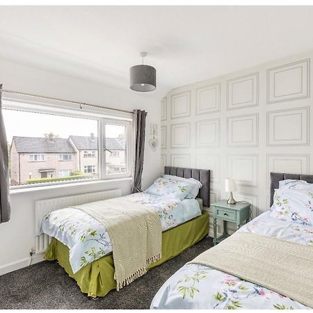 Rishton Entire Charming 5-Bed House In Darwen Blackburn Bb1 Free Parking Roadside מראה חיצוני תמונה