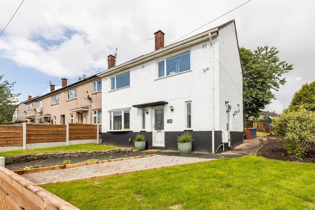 Rishton Entire Charming 5-Bed House In Darwen Blackburn Bb1 Free Parking Roadside מראה חיצוני תמונה