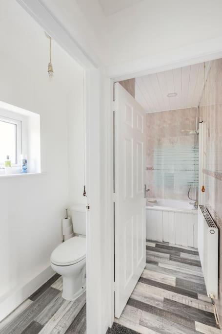 Rishton Entire Charming 5-Bed House In Darwen Blackburn Bb1 Free Parking Roadside מראה חיצוני תמונה