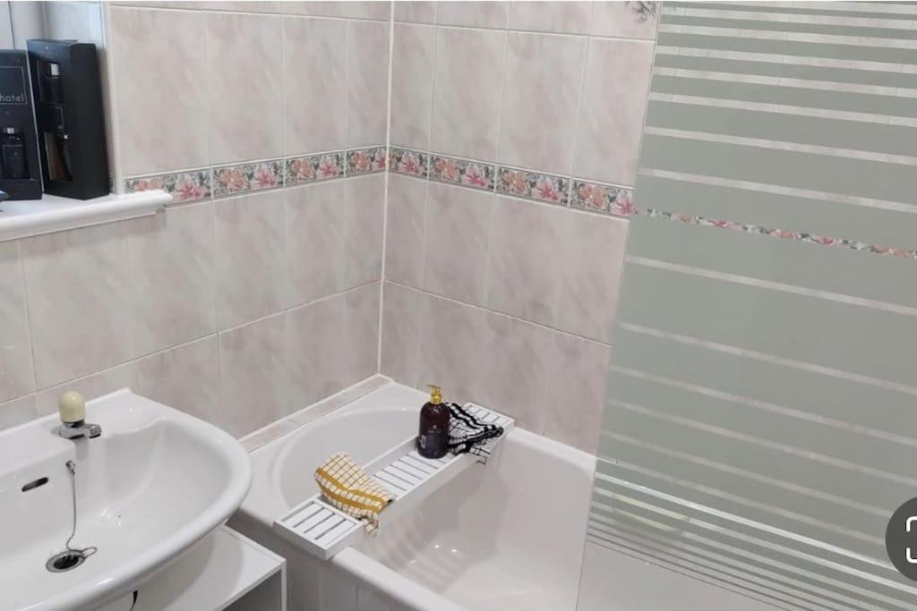 Rishton Entire Charming 5-Bed House In Darwen Blackburn Bb1 Free Parking Roadside מראה חיצוני תמונה